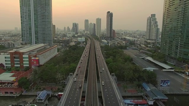 空中曼谷河畔市中心在日落视频素材