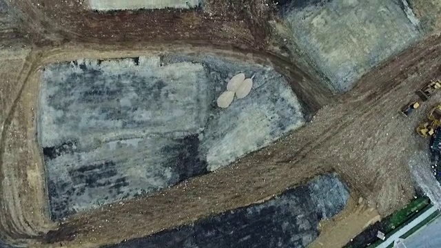 Aerial Straight Down View Neighborhood Housing Community to construction yard在奥斯汀附近，德克萨斯州郊区街道房屋道路庭院的破坏圆石视频素材