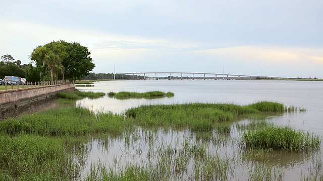 横跨海峡的大桥/圣西蒙岛，美国乔治亚州视频素材