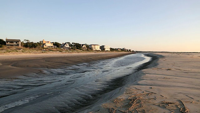 美国乔治亚州圣西蒙岛(St Simon’s Island)沿岸住宅的全景图视频素材