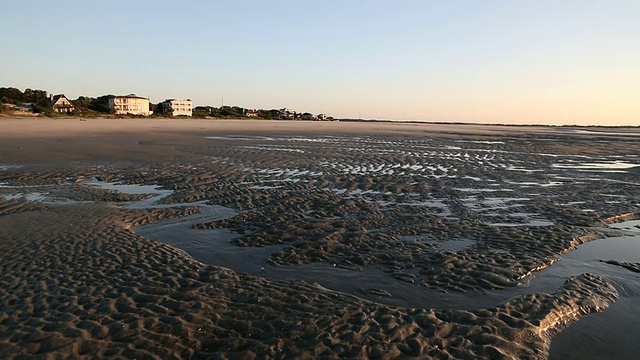 美国乔治亚州圣西蒙岛(St Simon’s Island)沿岸住宅的全景图视频素材