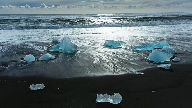 Jokulsarlon海滩，Vatnatjokull冰川/ Jokulsarlon海滩，冰岛南部视频素材