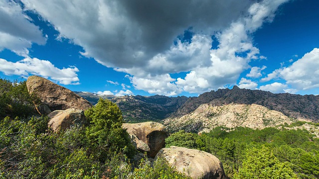 这是La Pedriza, Sierra de Guadarrama, Manzanares El Real / La Pedriza，马德里，西班牙视频素材