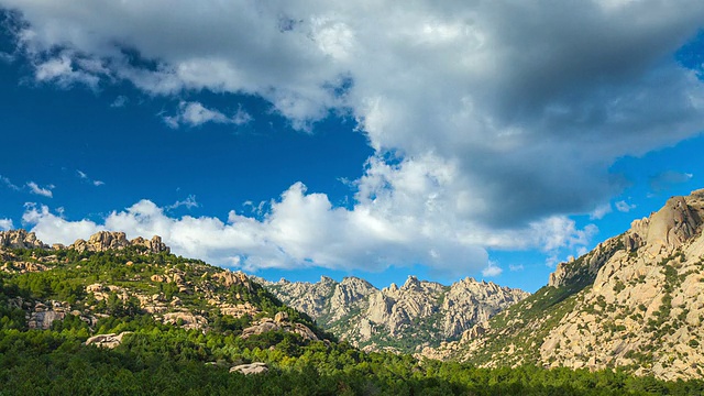 这是La Pedriza, Sierra de Guadarrama, Manzanares El Real / La Pedriza，马德里，西班牙视频素材