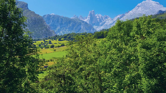 这是Naranjo de Bulnes的T/L ZI View, Picos de欧罗巴国家公园/ Picos de欧罗巴，Asturias, Spain视频素材