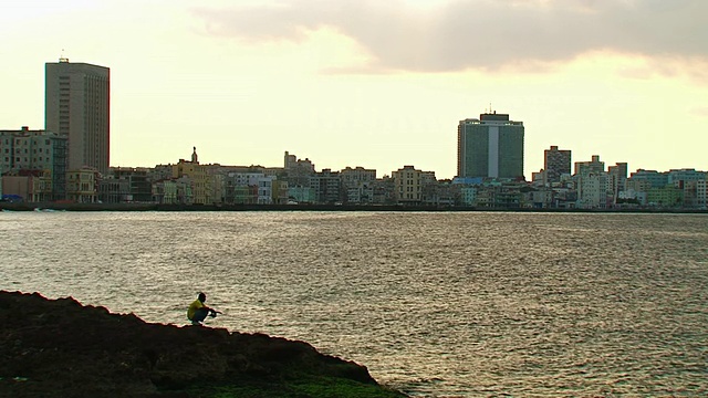 日落时分的城市海景/古巴哈瓦那视频素材