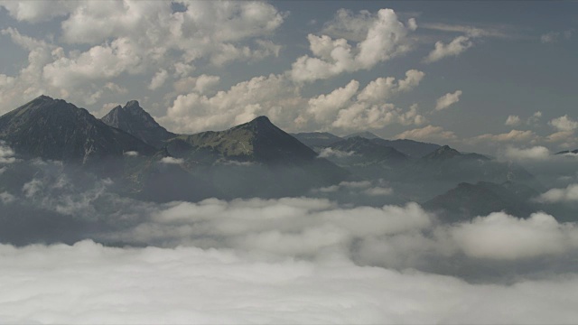 低矮的云层覆盖着群山，除了山顶视频素材