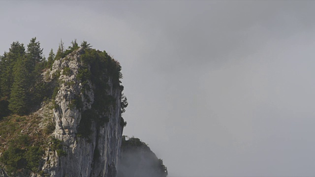 岩石山上空的阴天视频素材