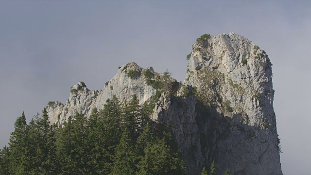 阴影在岩石山上移动视频素材