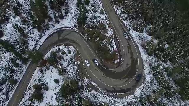 空中介质轨道:汽车在翡翠湾附近行驶视频素材