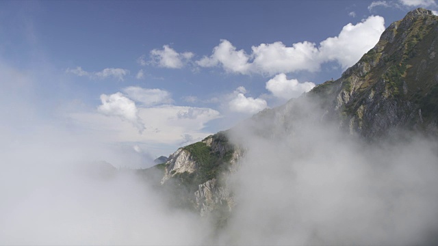 低云覆盖山峰和山脉视频素材