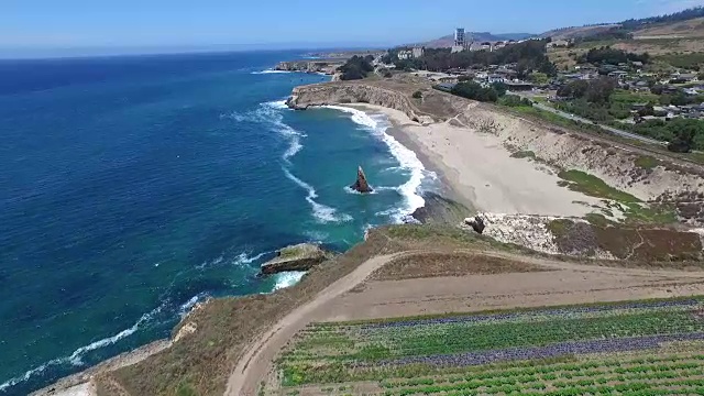 向下倾斜的天线揭示:海浪冲击海滩到达文波特视频素材