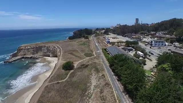 空中低上升:达文波特海滩附近的铁路到市中心视频素材