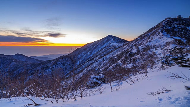 旭日时分的雪景:雪山大清峰视频素材