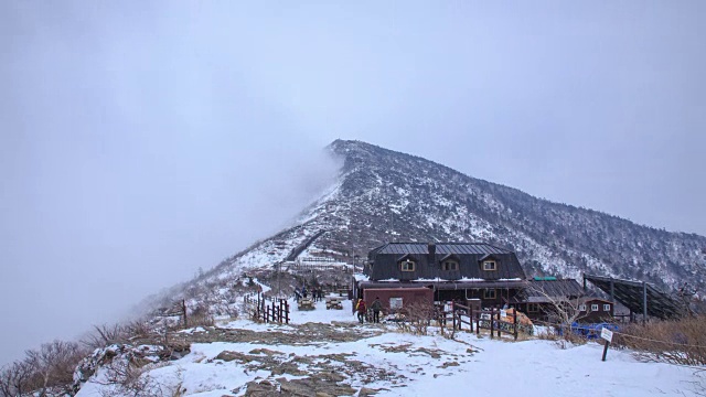 雪景在雪山中清避难所视频素材