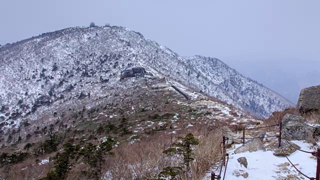 雪景与在雪山的正清避难所视频素材