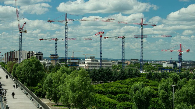 T/L WS起重机在法国巴黎的一个建筑工地视频素材