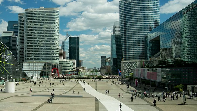 T/L ZO PAN WS La Defense Plaza在法国巴黎与云彩视频素材