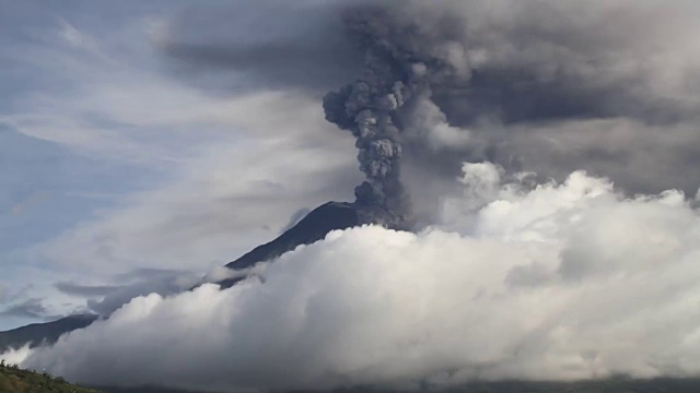 通古拉瓦火山的火山口喷出气体、火山灰和岩石。视频素材