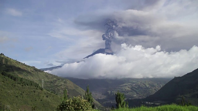 通古拉瓦火山的火山口喷出气体、火山灰和岩石。视频下载