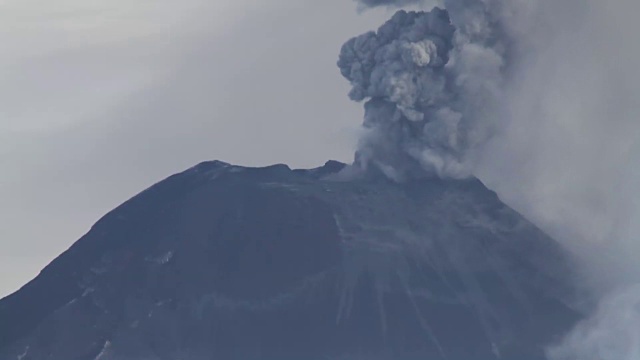 通古拉瓦火山的火山口喷出气体、火山灰和岩石。视频素材