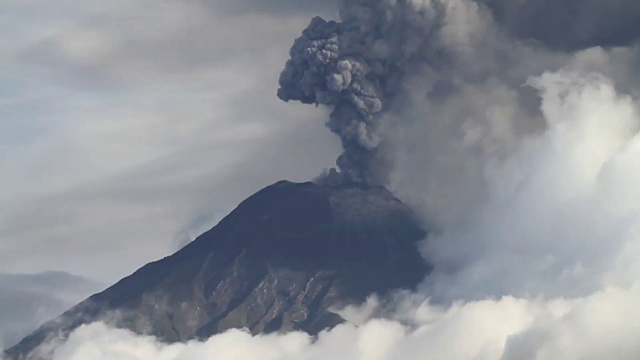 通古拉瓦火山的火山口喷出气体、火山灰和岩石。视频下载