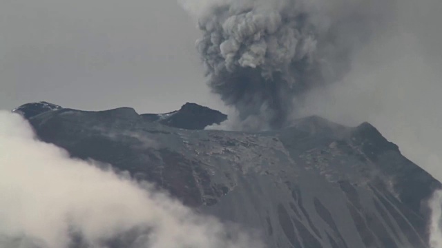 通古拉瓦火山的火山口喷出气体、火山灰和岩石。视频下载