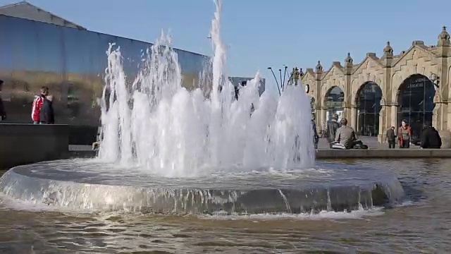 钢喷泉在市中心火车站附近，南约克郡，英格兰，英国，欧洲视频素材