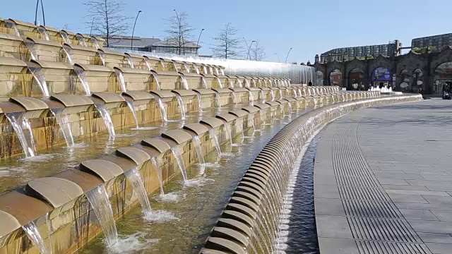 钢喷泉在市中心火车站附近，南约克郡，英格兰，英国，欧洲视频素材