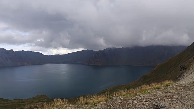 天池(山的火山口湖)在白头山的景观，在朝鲜和中国的边界视频素材