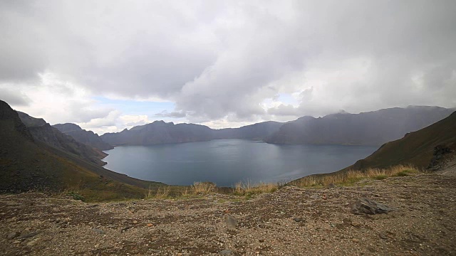 天池(山的火山口湖)在白头山的景观，在朝鲜和中国的边界视频素材