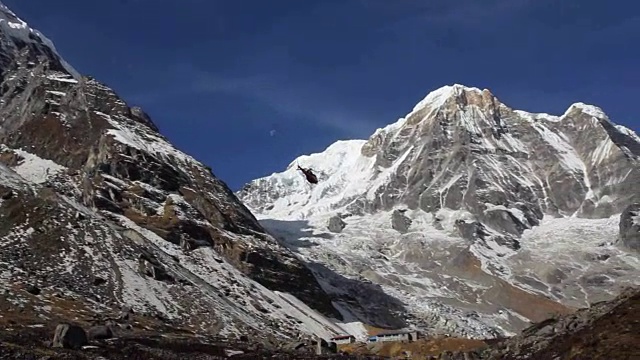 直升机在喜马拉雅山脉飞行的雪景视频素材