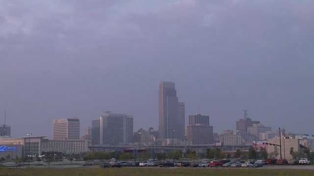 从夜晚到清晨，美丽的奥马哈城市风光瞬间流逝。视频素材