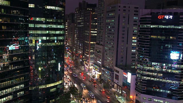 韩国首尔江南区夜景繁忙的十字路口和观景城市视频素材