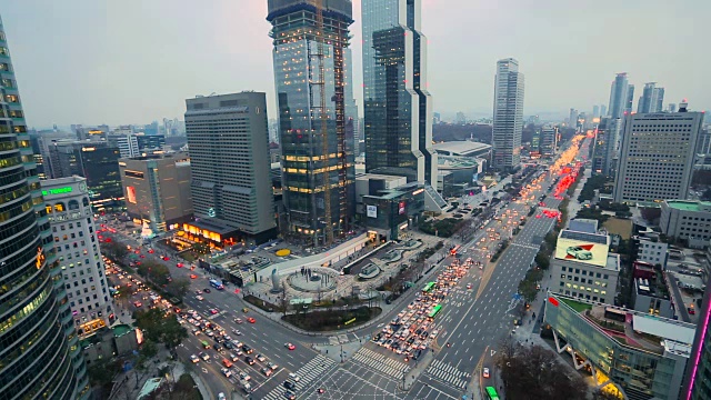 韩国首尔江南区夜景繁忙的十字路口和观景城市视频素材