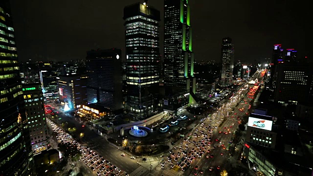 韩国首尔江南区夜景繁忙的十字路口和观景城市视频素材