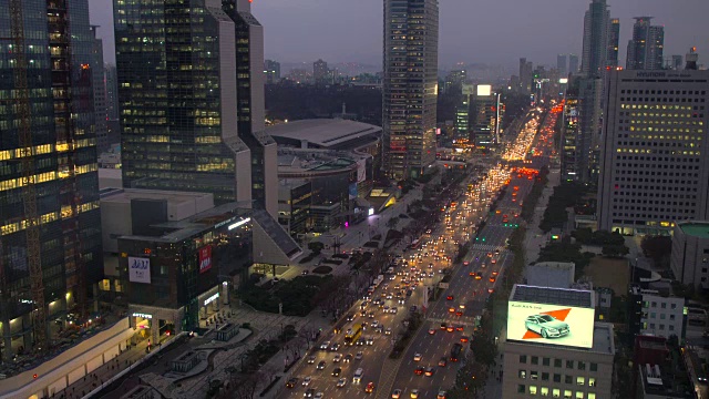 韩国首尔江南区夜景繁忙的十字路口和观景城市视频素材