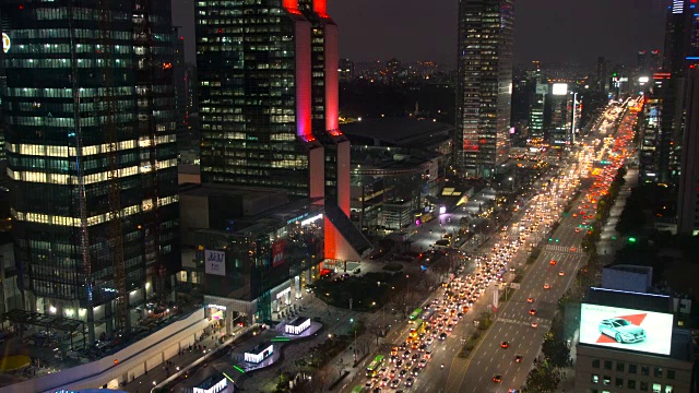 韩国首尔江南区夜景繁忙的十字路口和观景城市视频素材