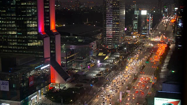 韩国首尔江南区夜景繁忙的十字路口和观景城市视频素材