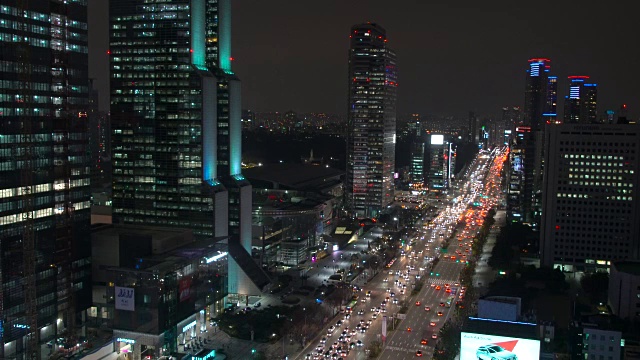 韩国首尔江南区夜景繁忙的十字路口和观景城市视频素材