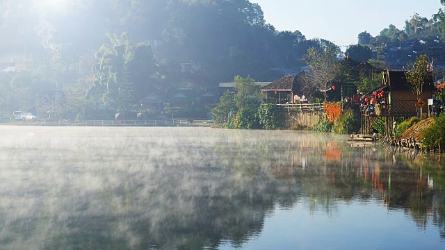 清晨的薄雾掠过湖面的水波，4k(UHD)视频素材