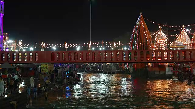 夜景，拥挤的浴场，河岸，印度最神圣的河流，恒河视频素材