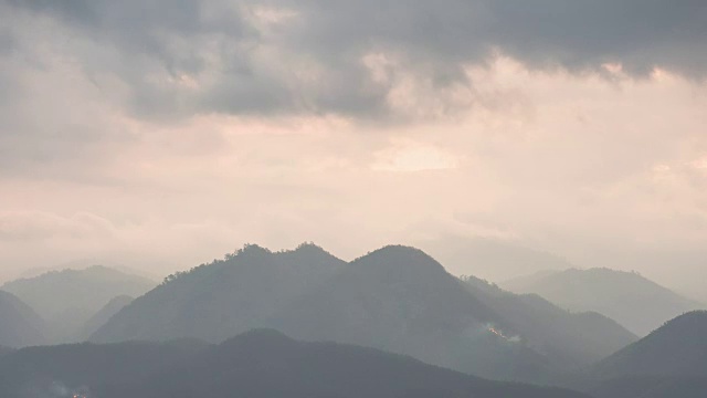 美丽的日出在雾中视频素材