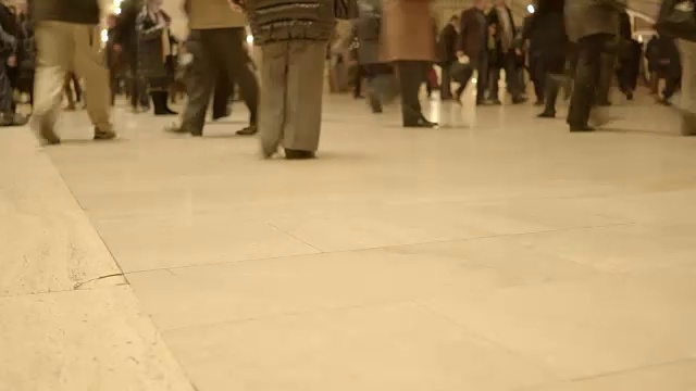 无名的人走在城市里。通勤的人群。拥挤的城市街道视频素材