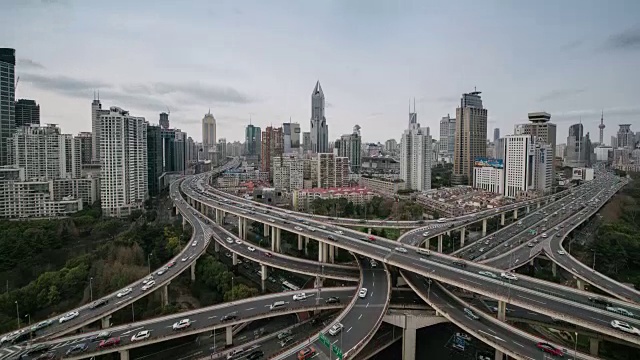 中国上海白天多条高速公路和立交桥的高峰时段交通状况视频素材