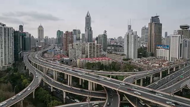 中国上海白天多条高速公路和立交桥的高峰时段交通状况视频素材