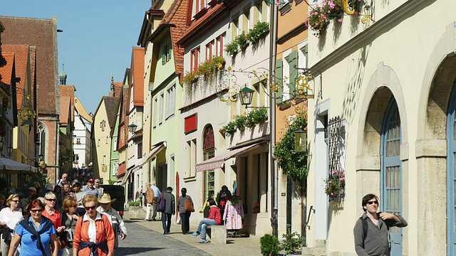 行走在Rothenburg Schmiedgasse的人们(4K/超高清到高清)视频素材