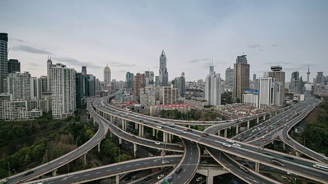 中国上海白天多条高速公路和立交桥的高峰时段交通状况视频素材