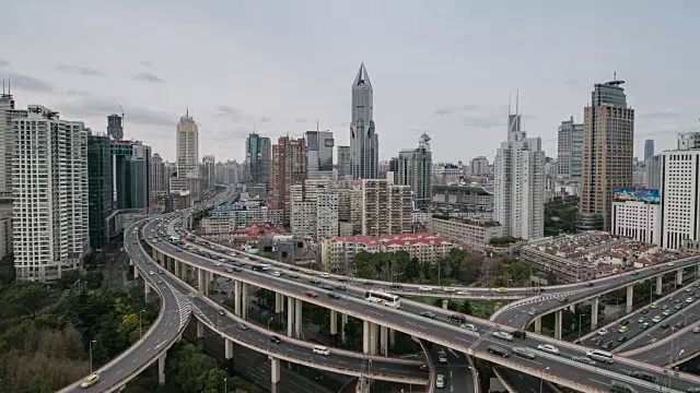 中国上海白天多条高速公路和立交桥的高峰时段交通状况视频素材