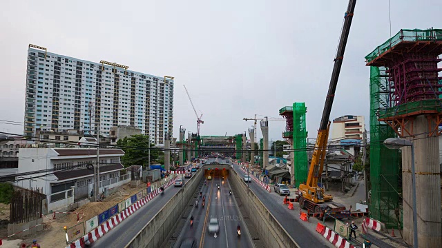 4K延时从白天到夜晚:街道上的车流。视频素材